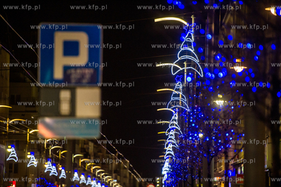 Gdynia. Swiateczne iluminacje na ul. Swietojanskiej...