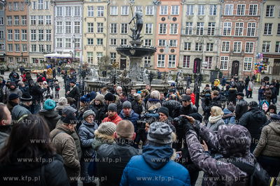 Gdansk. Dlugi Targ. Protest mieszkancow Gdanska, ktorzy...