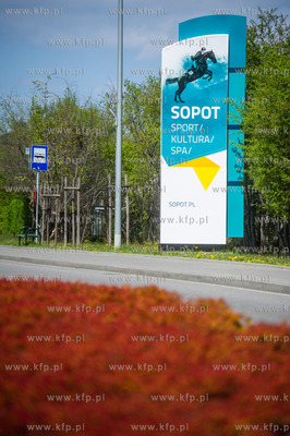 Sopot. Ul. Lokietka. Nowe witacze zamontowane na wjezdzie...