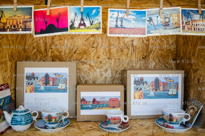 Gdansk. Skwer miedzy ulica Mariacka, a Sw. Ducha. Prezentacja...