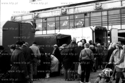 Gdansk Wrzeszcz. Sprzedaz obwozna z samochodow na rogu...