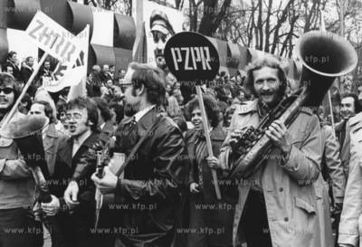 Lenin, transparenty ZSRR i PZPR i wesola orkiestra...