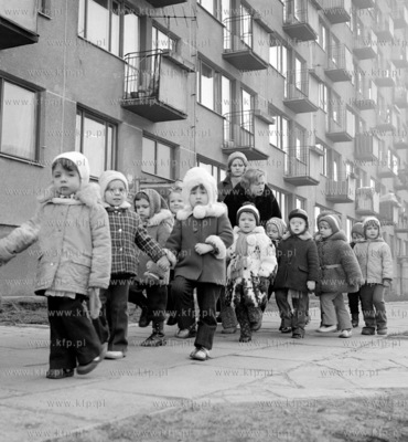 Dzieci na spacerze pod opieką dyr. Władysławy Czerniak...