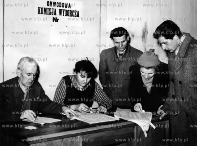 Sprawdzanie list wyborcow przed wyborami do Sejmu w...