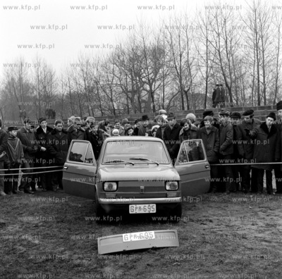 Prezentacja dwoch samochodow najnowszej marki fiat...