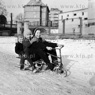 Zimowa zabawa na prototypie sanek rowerowych. 01.1968...