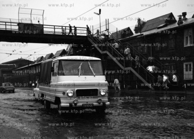 Obfite opady deszczu utrudnily komunikacje na ulicy...