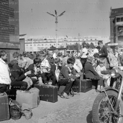Młodzież oczekuje przed dworcem PKP w Gdańsku na...