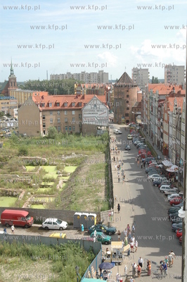 Gdansk z 55-metrowego dzwigu firmy Castel Group ustawionego...