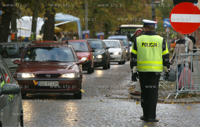 Gdansk. Cmentarz Srebrzysko. Swieto Zmarlych. Nz. policjant...