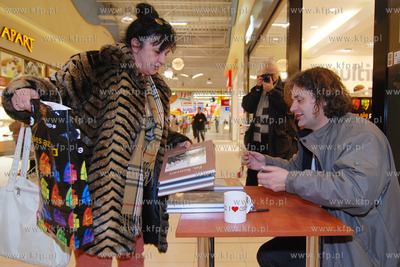 Salon EMPiK w Centrum Handlowym Auchan w Rumi. 
Spotkanie...