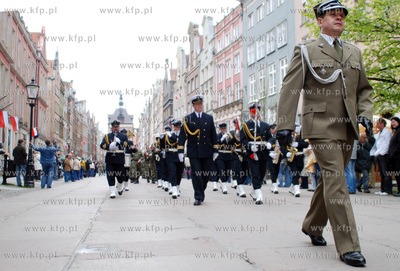Po uroczystej Mszy sw ulicami Glownego Miasta ruszyl...
