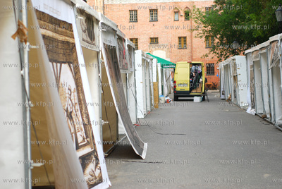 Opustoszale stoiska handlowe na Sw Ducha w Gdansku.
18.08.2008
Fot....