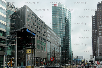 Berlin. Sony Center i biurowiec kolei niemieckich Deutsche...