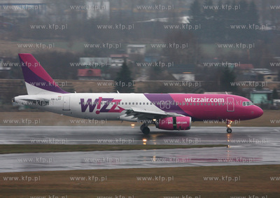 Gdansk, Rebiechowo. Nz. Airbus A320-232 linii WizzAir.
22.03.2009
fot....