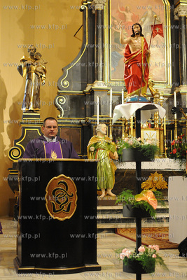 Wejherowo. W Kosciele Parafialnym Sw. Trojcy przy Rynku...