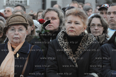 Gdynia zegna ofiary katastrofy prezydenckiego samolotu...