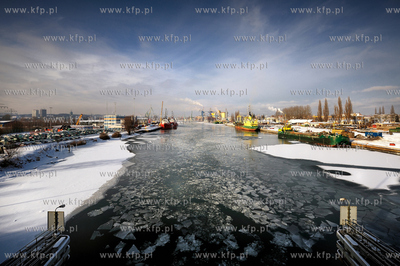 Gdansk, Przerobka. NZ.widok na zimowe nabrzeza Motlawy...