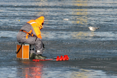 Wedkarze podlodowi lowia ryby w przereblach w okolicy...