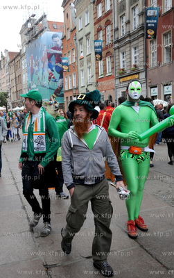 Gdansk. Kibice z Hiszpanii i Irlandii opanowali gdanska...