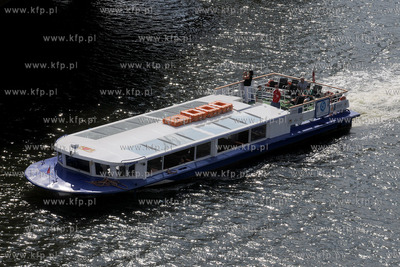 Tramwaj wodny SONICA podczas rejsu po gdanskim porcie....