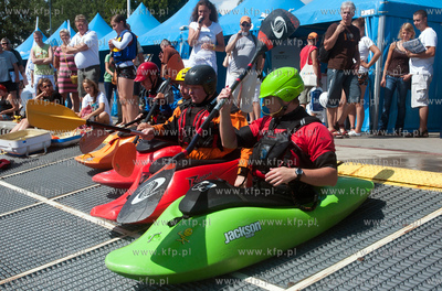 Gdynia. Targi Wiatr i Woda. Pokaz kajakowego freestylu...