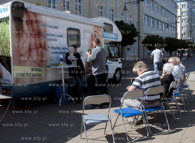 Gdynia. Pomorze odwiedzil specjalny sluchobus, w ktorym...