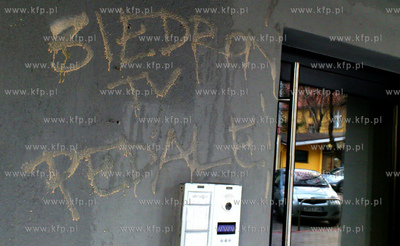 Gdynia. ul. Msciowja. Wandale zaatakowali biuro poselskie...