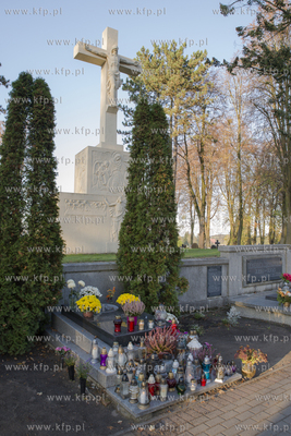 Cmentarz parafialny w PelplinieNz. pomnik Ks. Konstantyna...