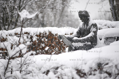 Gdynia Orlowo w zimowej szacie. Ławeczka Antoniego...