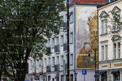 Mural Gdańska Galeria Kosycarzy na elewacji kamienicy...