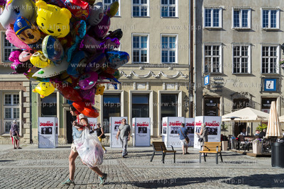 Gdańsk, ul. Długa. Wystawa "Drużyna Lecha", plakaty...