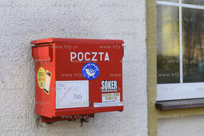 Gdynia. Skrzynka pocztowa na budynku Klubu Marynarki...