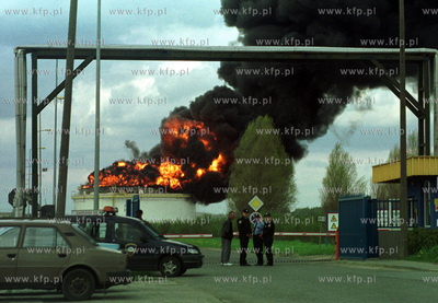 Pozar jednego ze zbiornikow Rafinerii Gdanskiej.
3.05.2003
fot....