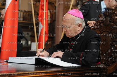 Po katastrofie lotniczej, w ktorej zginela m.in. para...