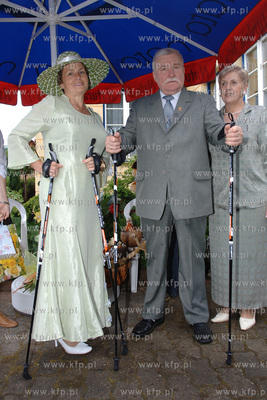 Imieniny Lecha i Danuty Walesy. Nz. solenizanci z prezentem...