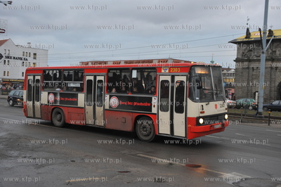 Autobus komunikacji miejskiej lini 112 przejezdza obok...