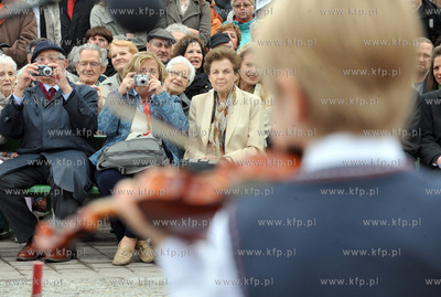 Przed Dworcem PKP w Gdansku odslonieto pomnik poswiecony...