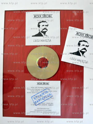Zlota plyta , ktora Lech Walesa otrzymal od tczewskiego...