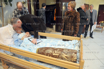 Przekazanie samochodu minbusa marki Renault dla Hospicjum...