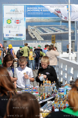 Sopot. Dzieci kupujace pamiatki na sopockim molo 20.05.2010...