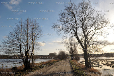 Wezbrane wody rzeki Radunia spowodowaly podtopienia...