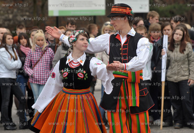 Gdansk. Targ weglowy. I Miejski Polonez Maturzystow....