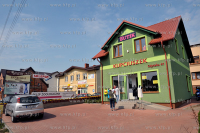 Zukowo na Kaszubach. Sklepy, zaklady uslugowe na ul....