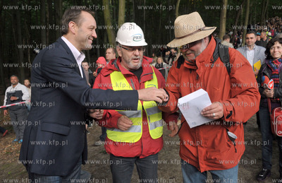 Wyburzanie Mostku Weisera Dawidka na gdanskiej Strzyzy....