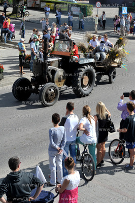 Dozynki w Luzienie na Kaszubach. Dozynkowy korowod...