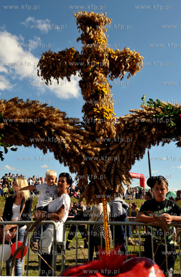 Dozynki w Luzienie na Kaszubach. Wystawa wiencow dozynkowych....