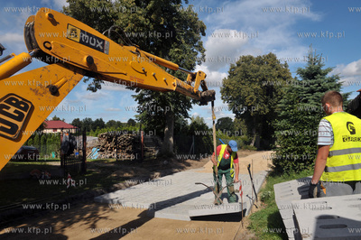 Wies Sulmin na Kaszubach w gmienie Zukowo. Budowa wiejskiej...