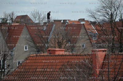Gdańsk. Kominiarz w pracy.  07.04.2015 fot. Maciej...