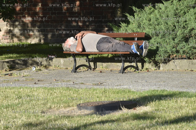 Bezdomny, wykluczony na Targu Węglowym w Gdańsku...